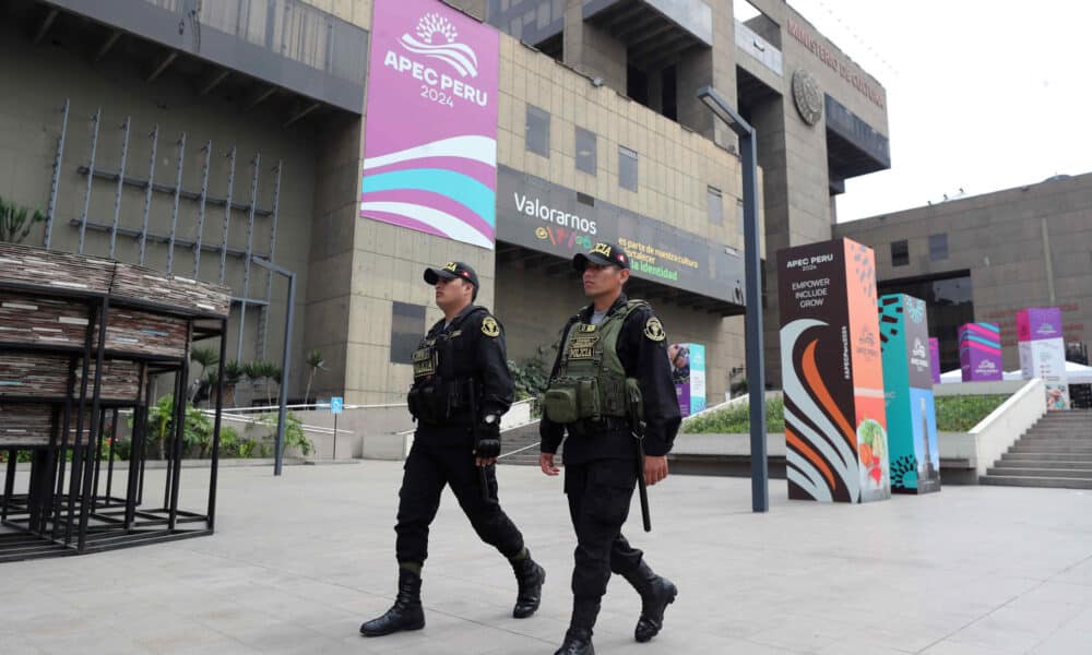 Policías vigilan el centro de prensa del Foro de Cooperación Económica de Asia Pacífico (APEC) en Lima. EFE/Paolo Aguilar