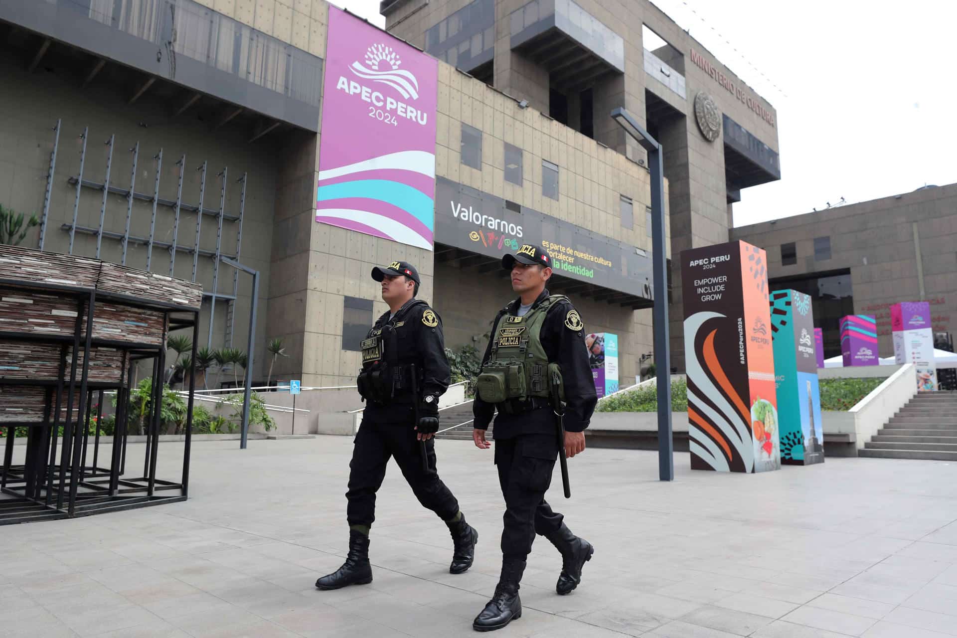 Policías vigilan el centro de prensa del Foro de Cooperación Económica de Asia Pacífico (APEC) en Lima. EFE/Paolo Aguilar