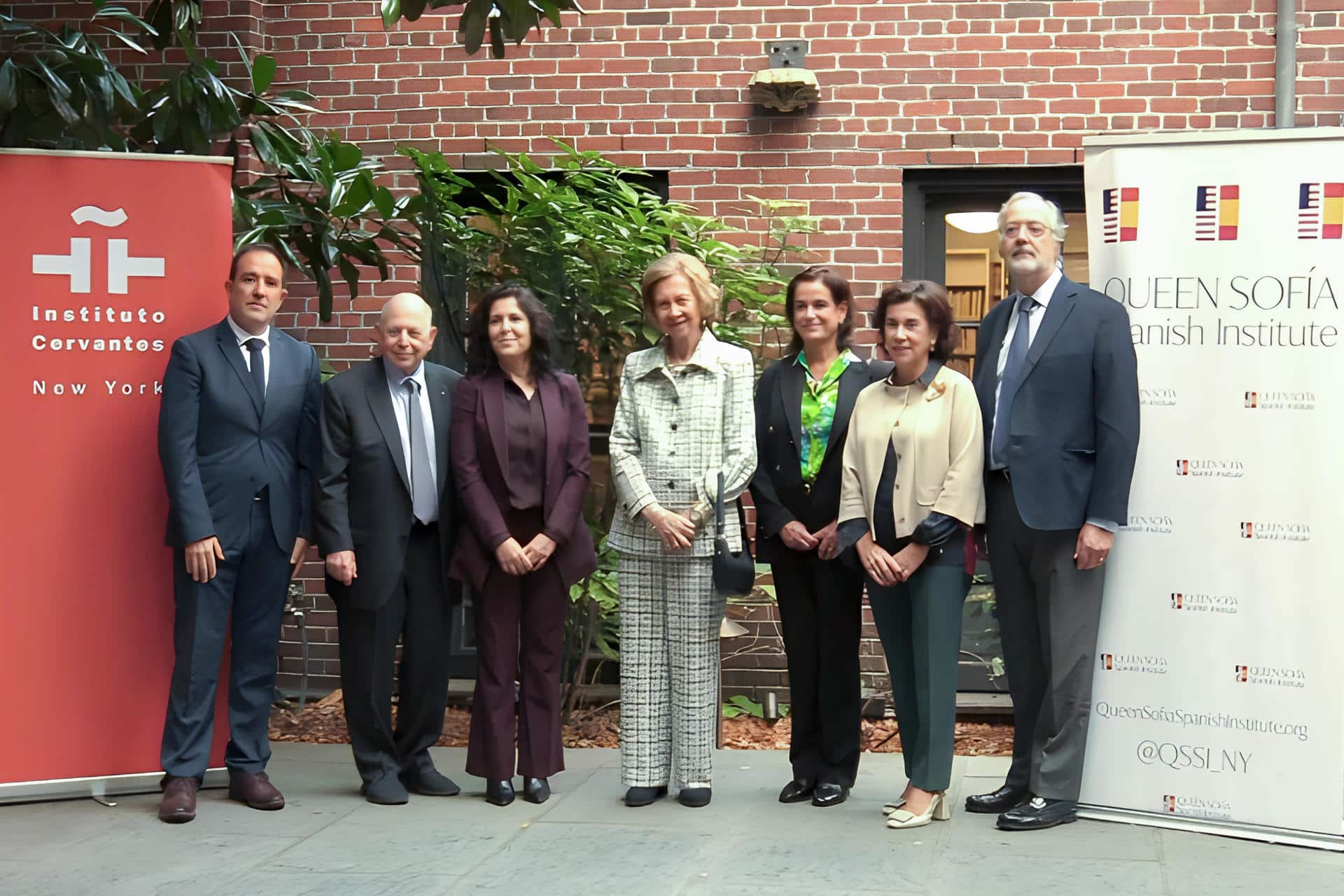 Desde la izquierda, el director ejecutivo del Instituto Cervantes en Nueva York, Javier Valdivieso; el profesor emérito de la Universidad Johns Hopkins, Richard Cagan; la cónsul de España en Nueva York Marta de Blas; la reina Sofía; la presidenta de junta directiva del Queen Sofía Institute, Pilar Lladó; directora ejecutiva del Queen Sofía Institute, Begoña Santos, y el cónsul de cultura de España en Nueva York, Pedro Calvo-Sotelo, posan este miércoles en el Instituto Cervantes en Nueva York (Estados Unidos). EFE/ Andrea Concepción Gallego