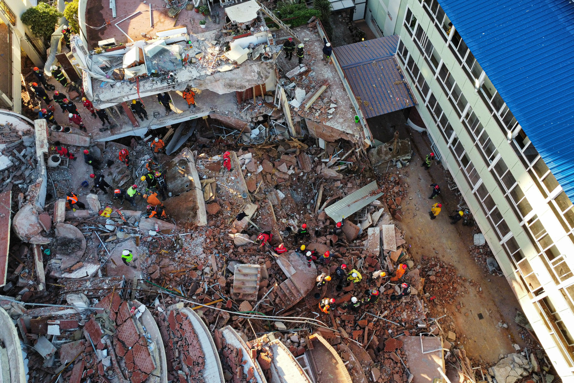 Fotografía de archivo que muestra integrantes de los bomberos y grupos de rescate trabajando en la búsqueda de personas entre los escombros del edificio Aparthotel Dubrovnik, en el municipio de Villa Gesell, provincia de Buenos Aires (Argentina). EFE/ STR