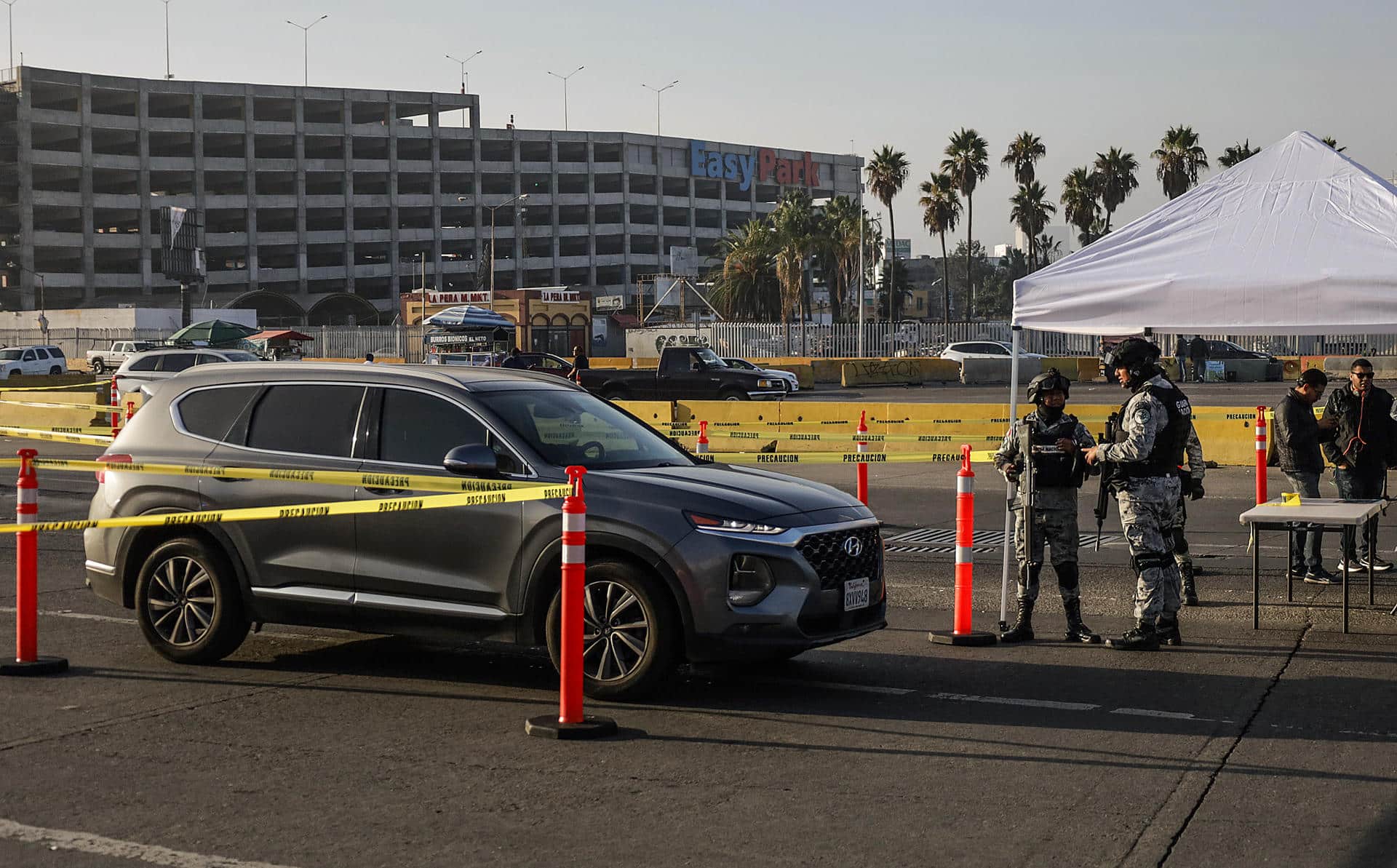 Personal de la Guardia Nacional realiza un operativo de revisión vehicular este jueves, en el puerto internacional de San Ysidro de la ciudad de Tijuana en el estado de Baja California (México). EFE/ Joebeth Terríquez