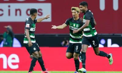 El jugador del Sporting Hidemasa Morita (c) celebra cons su compañeros el 2-1 durante el partido de la Liga Portuguesa que han jugado Sporting de Braga y Sporting CP, yn Braga, Portugal.. EFE/EPA/HUGO DELGADO