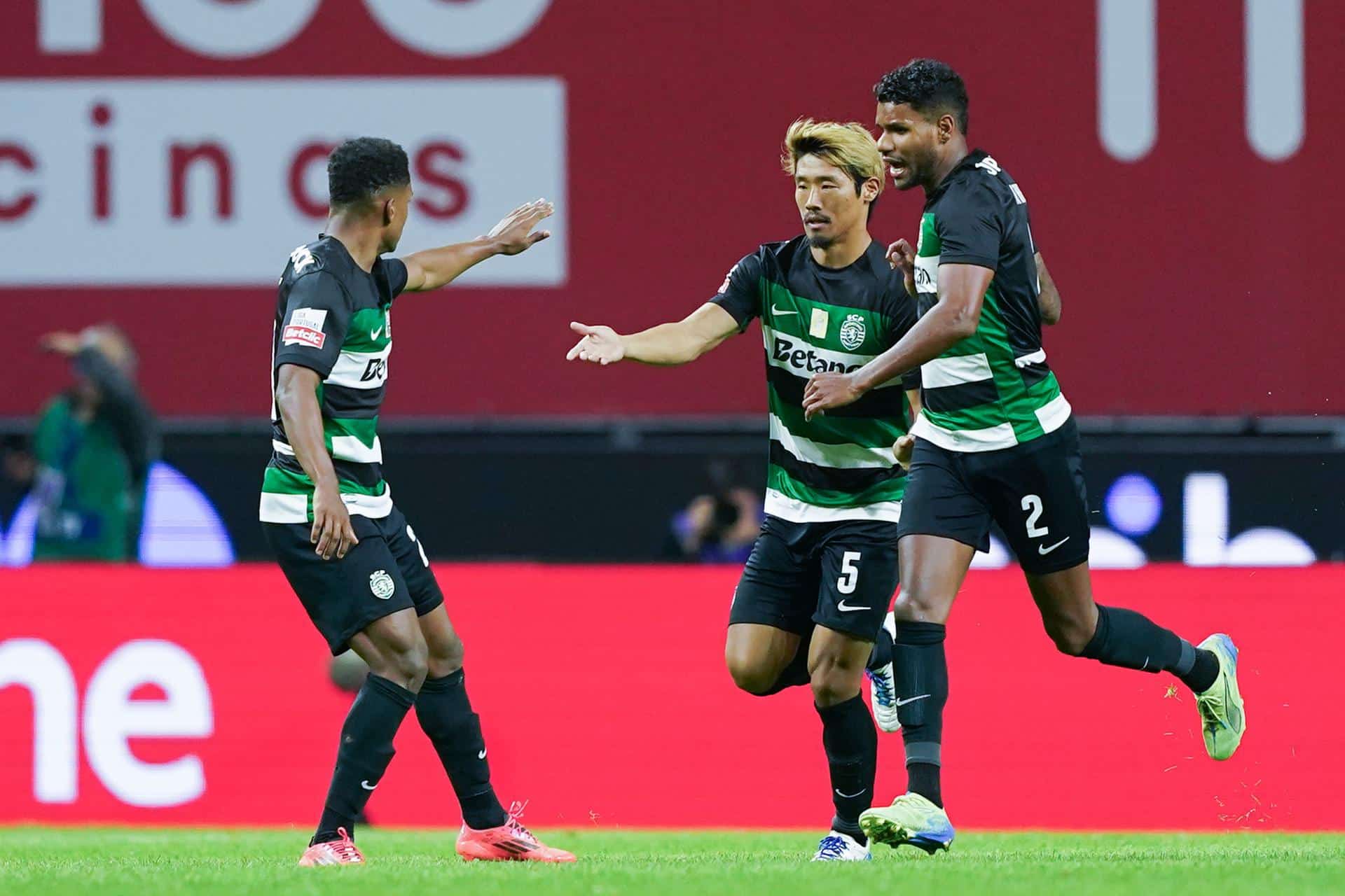 El jugador del Sporting Hidemasa Morita (c) celebra cons su compañeros el 2-1 durante el partido de la Liga Portuguesa que han jugado Sporting de Braga y Sporting CP, yn Braga, Portugal.. EFE/EPA/HUGO DELGADO