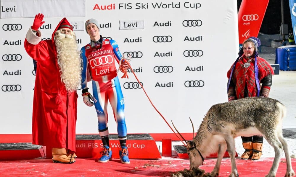 El esquiador francés Clement Noel (2I posa junto a Santa Claus (I), Mrs. Claus (d), y su reno tras ganar la prueba de Levi, Finlandia. EFE/EPA/Kimmo Brandt