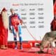 El esquiador francés Clement Noel (2I posa junto a Santa Claus (I), Mrs. Claus (d), y su reno tras ganar la prueba de Levi, Finlandia. EFE/EPA/Kimmo Brandt