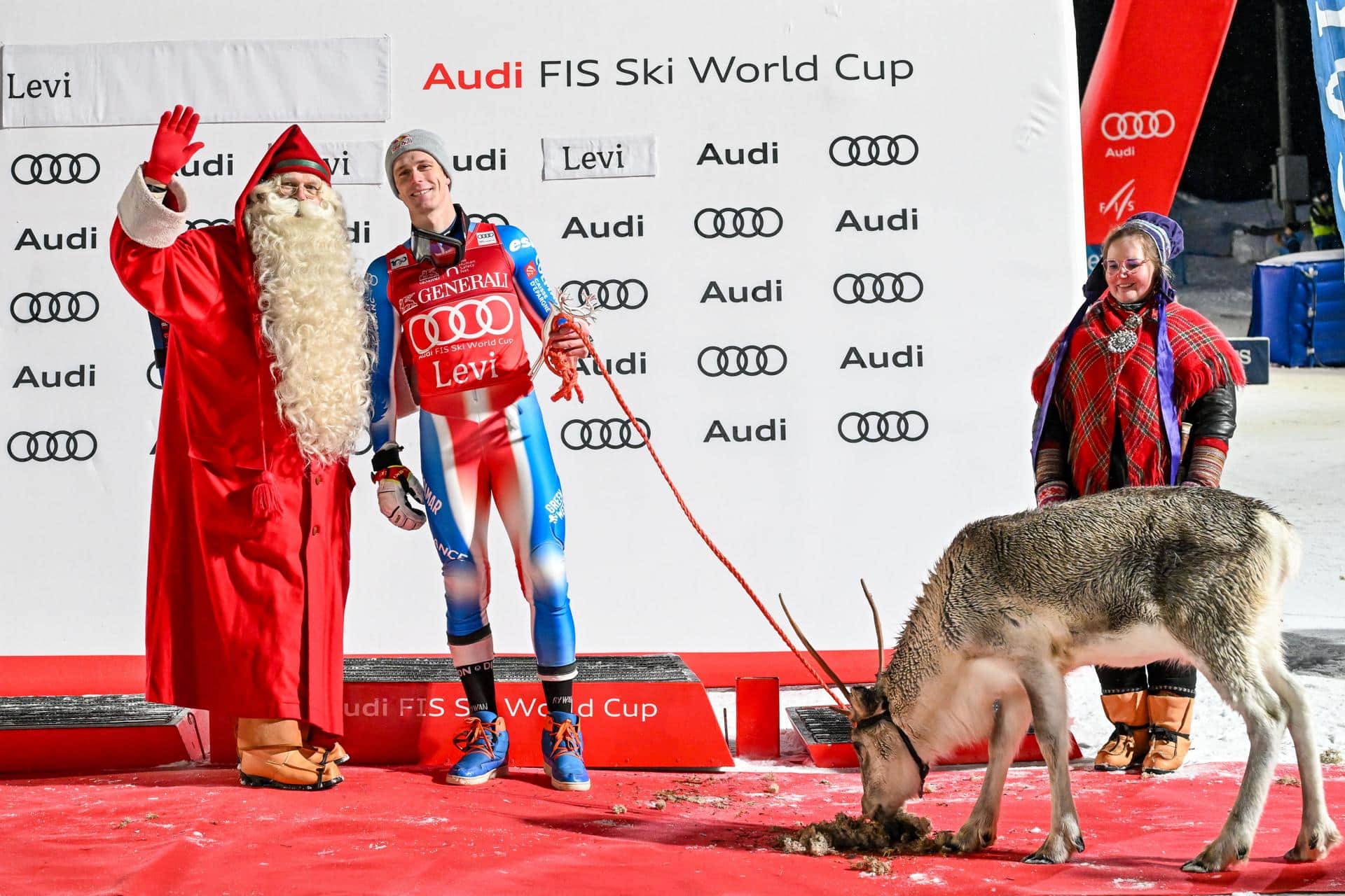 El esquiador francés Clement Noel (2I posa junto a Santa Claus (I), Mrs. Claus (d), y su reno tras ganar la prueba de Levi, Finlandia. EFE/EPA/Kimmo Brandt