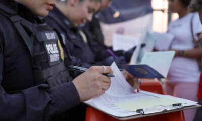 Una agente de la Oficina de Aduanas y Protección Fronteriza de Estados Unidos (CBP) apunta los nombres de inmigrantes que van a entregar su aplicación de entrada a Estados Unidos en la frontera de El Paso,Texas (Estados Unidos). Archivo. EFE/César Contreras