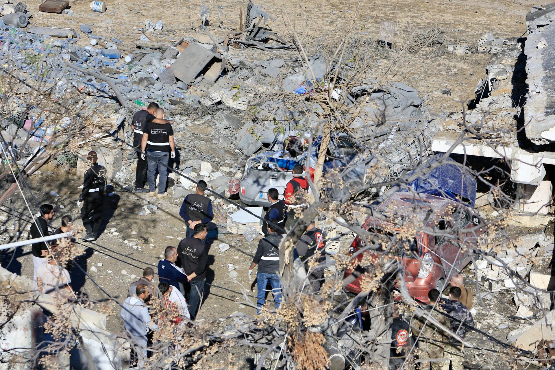 Funcionarios inspeccionan un puesto del ejército libanés que fue atacado por un ataque militar israelí en Sarafand, al sur del Líbano, el 20 de noviembre de 2024. Según el mando del ejército libanés, tres soldados libaneses fueron asesinados y al menos 17 más resultaron heridos, incluidos civiles que vivían cerca, en un ataque aéreo israelí que tuvo como objetivo un puesto del ejército libanés en la localidad sureña de Sarafand el 19 de noviembre. Según el Ministerio de Salud del Líbano, más de 3,500 personas han sido asesinadas y más de 15,000 han resultado heridas en Líbano desde la escalada de hostilidades entre Israel y Hezbolá. (Líbano, Hizbulá/Hezbolá) EFE/EPA/STRINGER