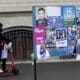 Un padre y una hija pasan por delante de unos carteles electorales en Bucarest. EFE/EPA/ROBERT GHEMENT