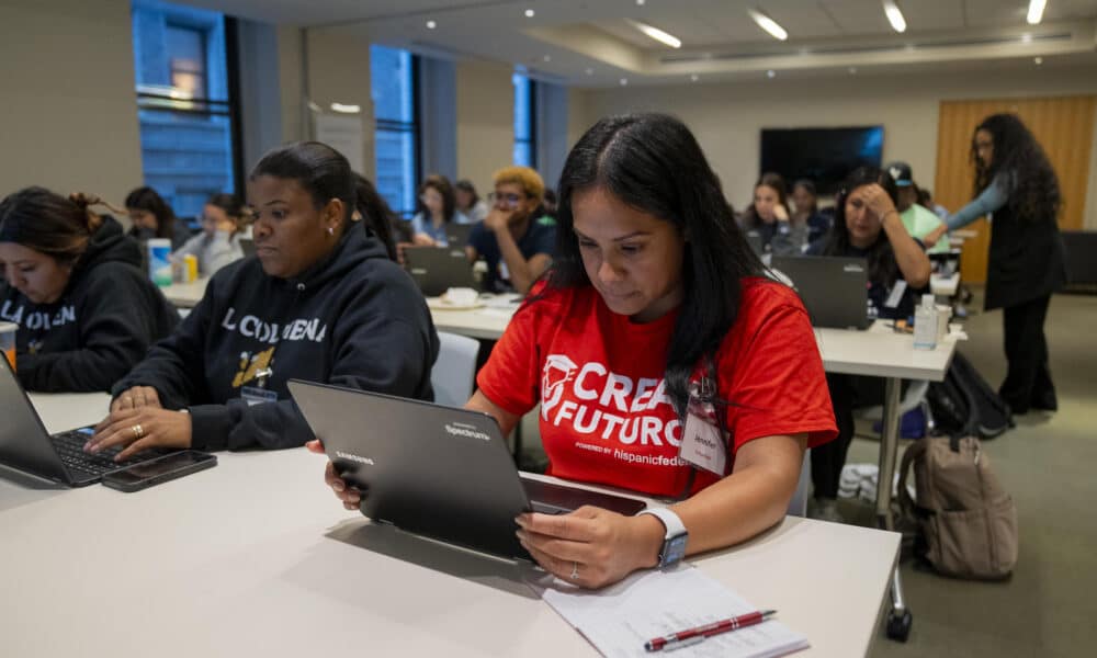 Voluntarios de la organización Hispanic Federation envian mensajes de texto días antes de los comicios electorales promoviendo la intención al voto este viernes, en Nueva York (Estados Unidos).  EFE/ Ángel Colmenares