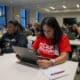 Voluntarios de la organización Hispanic Federation envian mensajes de texto días antes de los comicios electorales promoviendo la intención al voto este viernes, en Nueva York (Estados Unidos).  EFE/ Ángel Colmenares