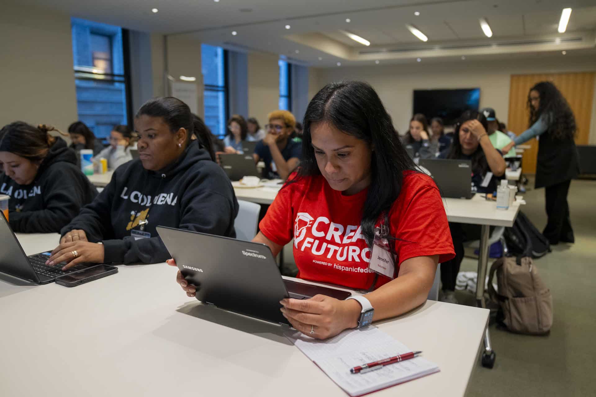 Voluntarios de la organización Hispanic Federation envian mensajes de texto días antes de los comicios electorales promoviendo la intención al voto este viernes, en Nueva York (Estados Unidos).  EFE/ Ángel Colmenares