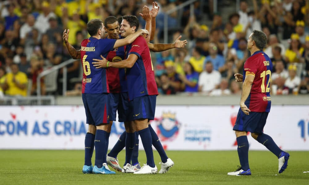 Jugadores de Barcelona celebran un gol en un partido amistoso en el estadio Liga Arena entre Barcelona y Pelé Pequeño Príncipe en Curitiba (Brasil). EFE/ Hedeson Alves