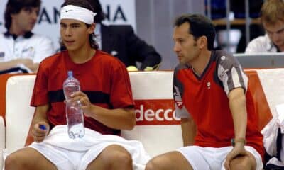 Foto de archivo del 6 de febrero de 2004 de Rafael Nadal (i), junto con el capitán del equipo español de Copa Davis, Jordi Arrese, en un descanso de su partido contra el checo Jiri Novak, en Brno (República Checa). EFE/Sergio Carmona