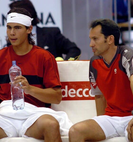 Foto de archivo del 6 de febrero de 2004 de Rafael Nadal (i), junto con el capitán del equipo español de Copa Davis, Jordi Arrese, en un descanso de su partido contra el checo Jiri Novak, en Brno (República Checa). EFE/Sergio Carmona