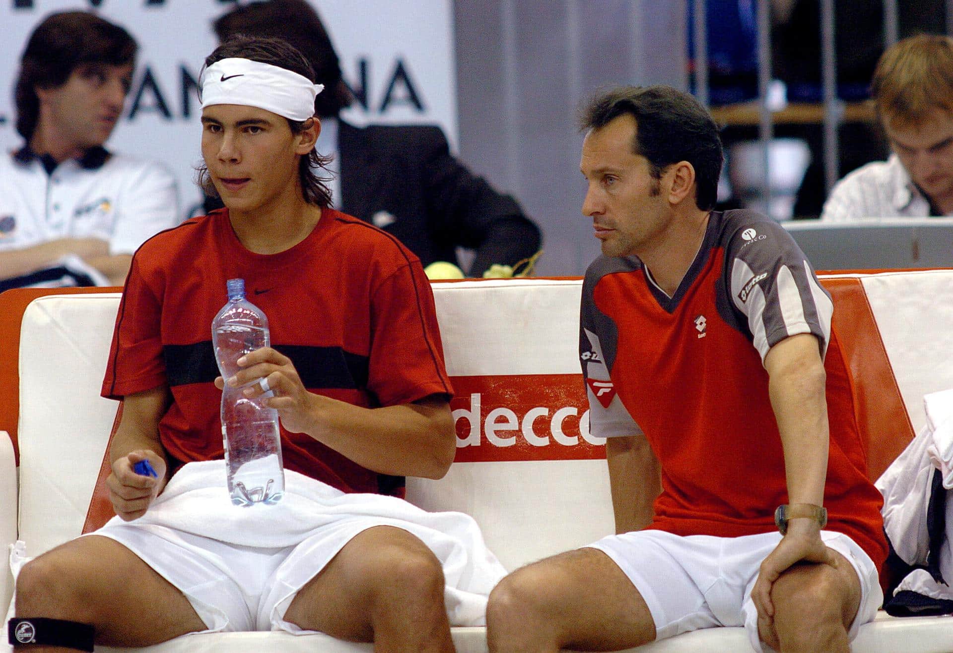 Foto de archivo del 6 de febrero de 2004 de Rafael Nadal (i), junto con el capitán del equipo español de Copa Davis, Jordi Arrese, en un descanso de su partido contra el checo Jiri Novak, en Brno (República Checa). EFE/Sergio Carmona