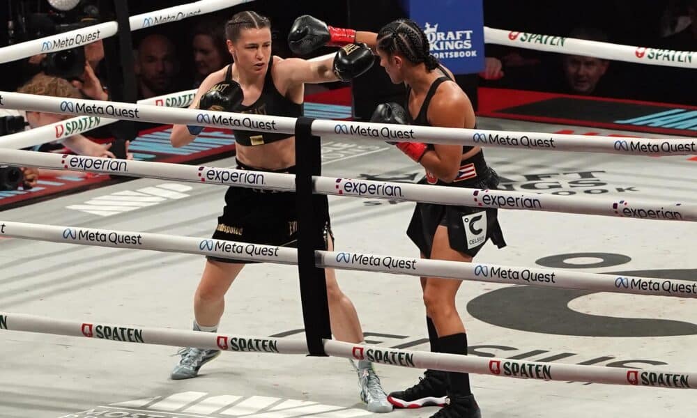 La boxeadora irlandesa Katie Taylor (i) intercambia golpes con la puertorriqueña Amanda Serrano en Arlington (Texas, EE.UU.) EFE/DUSTIN SAFRANEK