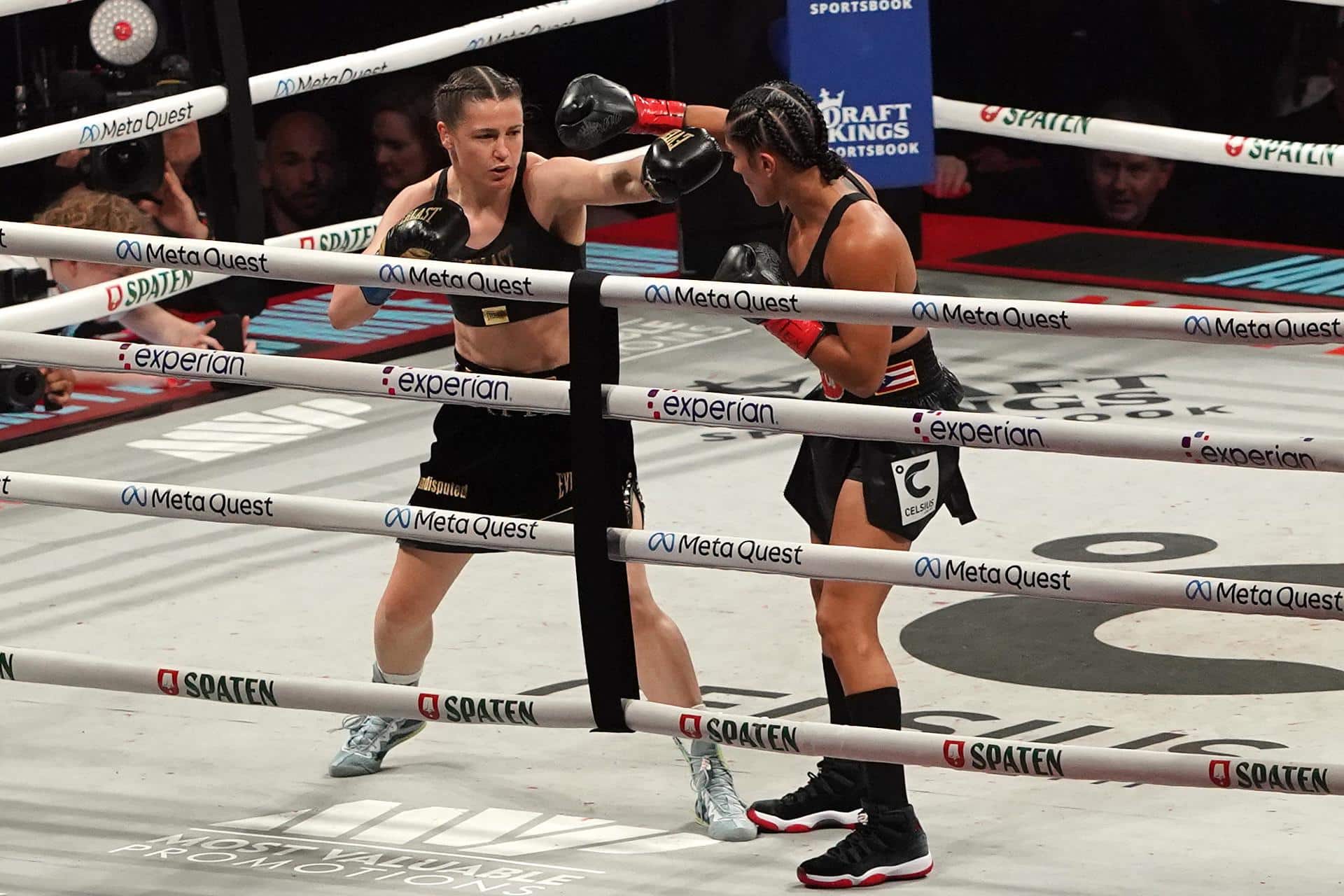 La boxeadora irlandesa Katie Taylor (i) intercambia golpes con la puertorriqueña Amanda Serrano en Arlington (Texas, EE.UU.) EFE/DUSTIN SAFRANEK