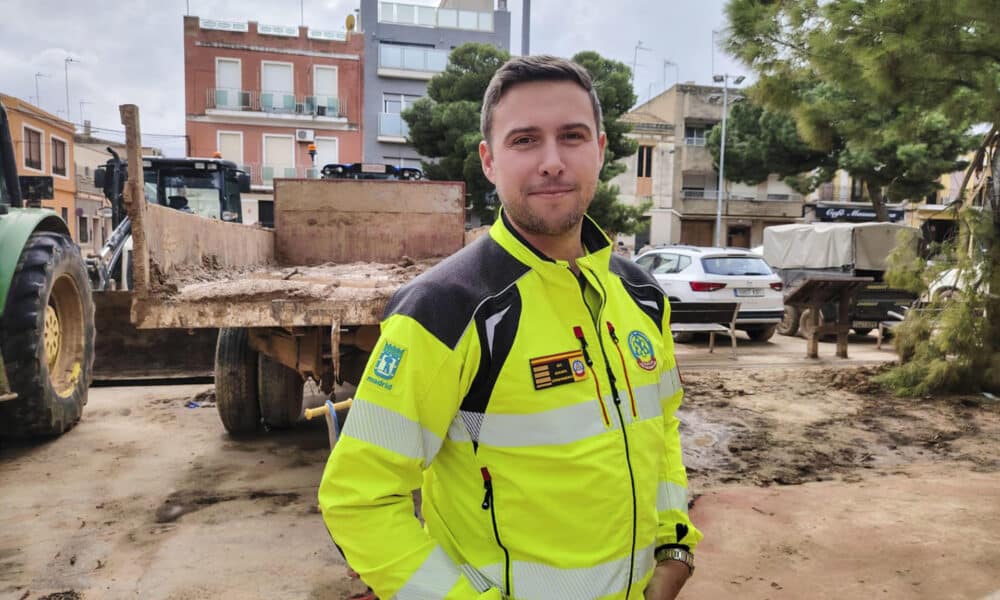 Carlos Sánchez Rodríguez, responsable del contingente del Servicio de Asistencia Municipal de Urgencia y Rescate (SAMUR) de Madrid desplazado a Valencia, posa tras una entrevista con EFE en Catarroja (Valencia). Casi tres semanas después del paso de la dana (temporal) que devastó parte de la provincia de Valencia (este) y causó más de 200 muertos y miles de damnificados, los sanitarios desplazados han constatado un cambio de escenario: la ayuda se centra ahora en voluntarios y personal de emergencia que se lesionan en las tareas de ayuda y limpieza. EFE/María Jesús Ezquerro