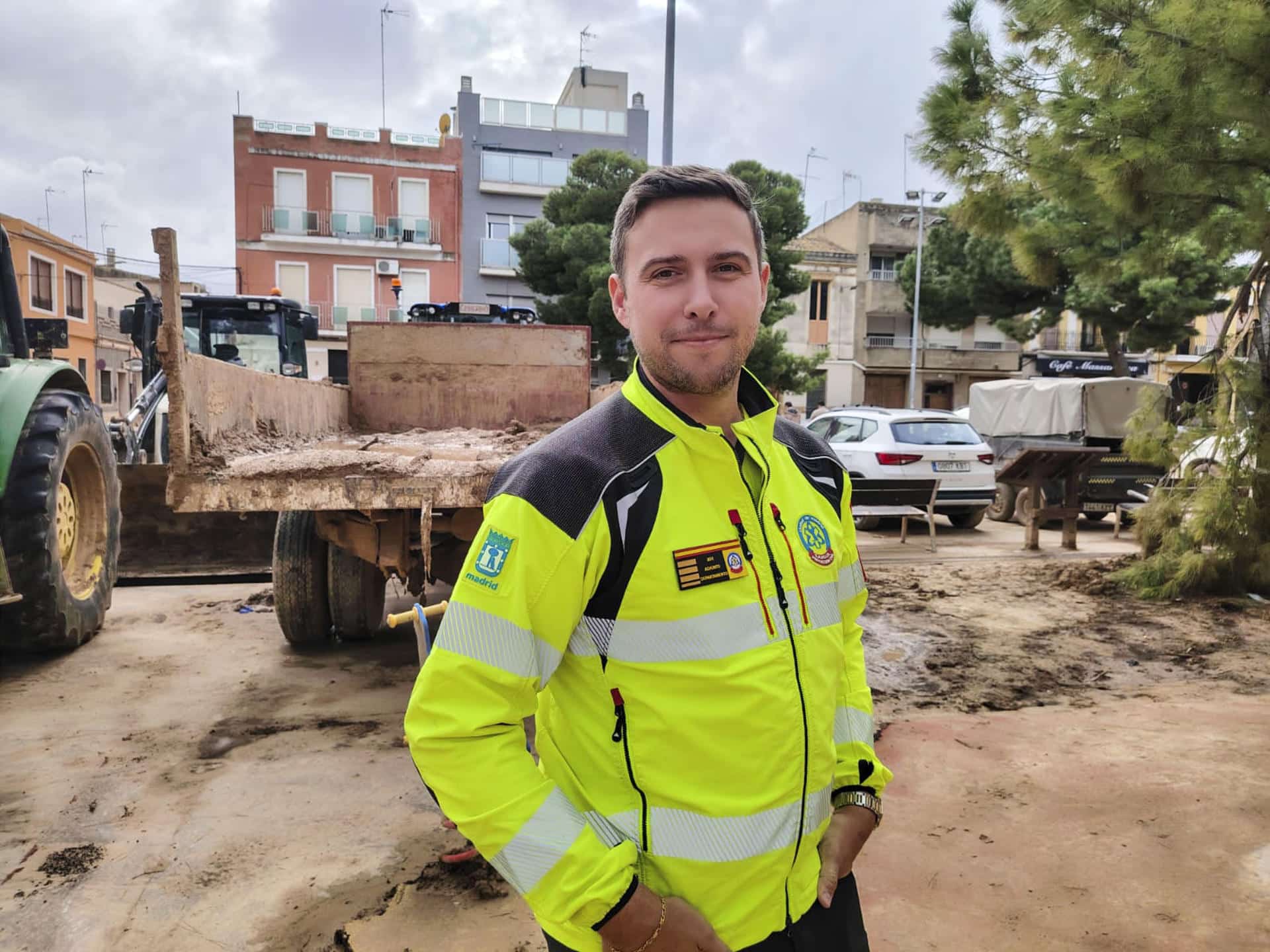 Carlos Sánchez Rodríguez, responsable del contingente del Servicio de Asistencia Municipal de Urgencia y Rescate (SAMUR) de Madrid desplazado a Valencia, posa tras una entrevista con EFE en Catarroja (Valencia). Casi tres semanas después del paso de la dana (temporal) que devastó parte de la provincia de Valencia (este) y causó más de 200 muertos y miles de damnificados, los sanitarios desplazados han constatado un cambio de escenario: la ayuda se centra ahora en voluntarios y personal de emergencia que se lesionan en las tareas de ayuda y limpieza. EFE/María Jesús Ezquerro