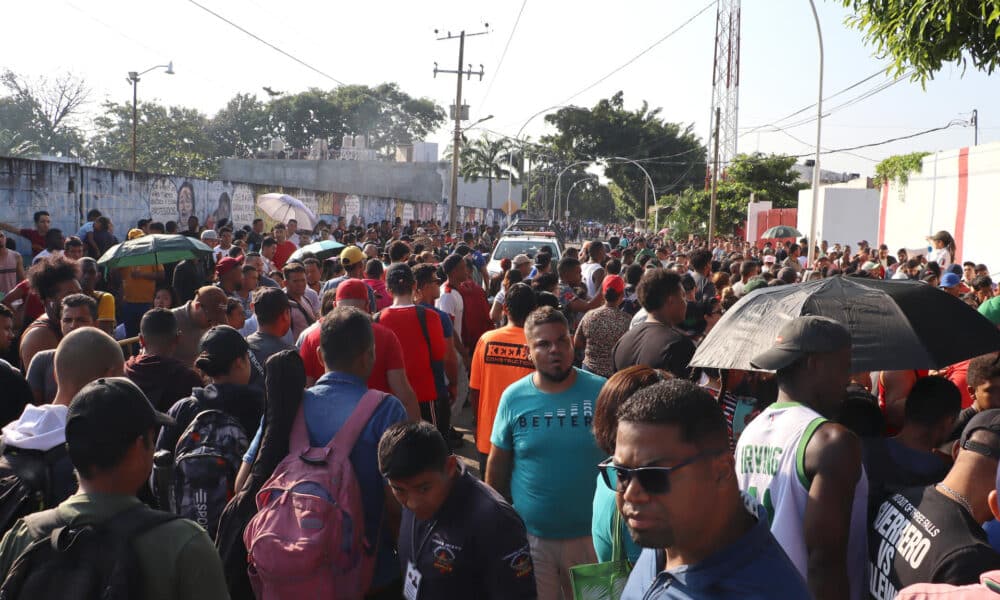 Personas esperan afuera de las oficinas migratorias este viernes, en la ciudad de Tapachula (México). EFE/Juan Manuel Blanco