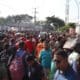 Personas esperan afuera de las oficinas migratorias este viernes, en la ciudad de Tapachula (México). EFE/Juan Manuel Blanco