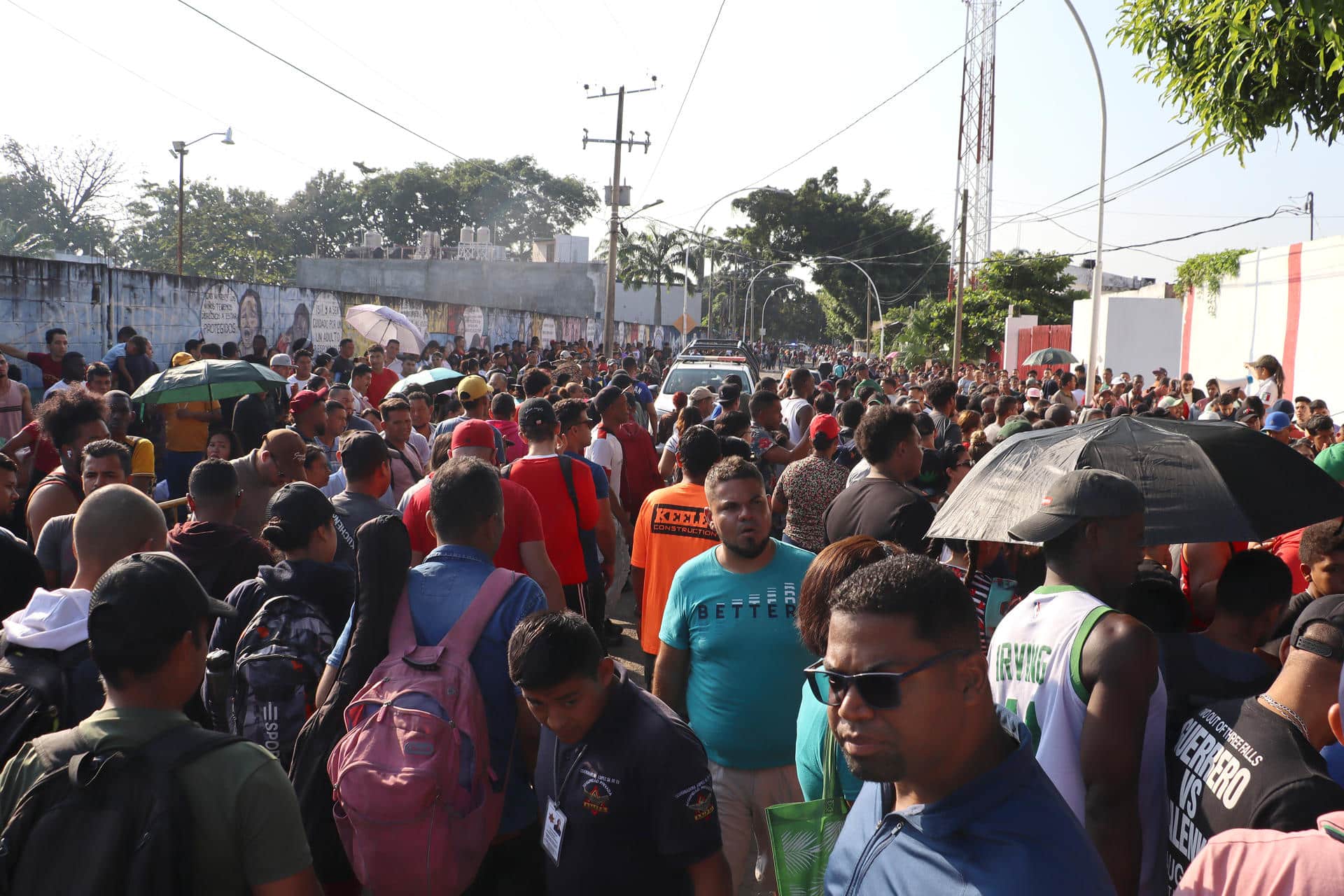 Personas esperan afuera de las oficinas migratorias este viernes, en la ciudad de Tapachula (México). EFE/Juan Manuel Blanco