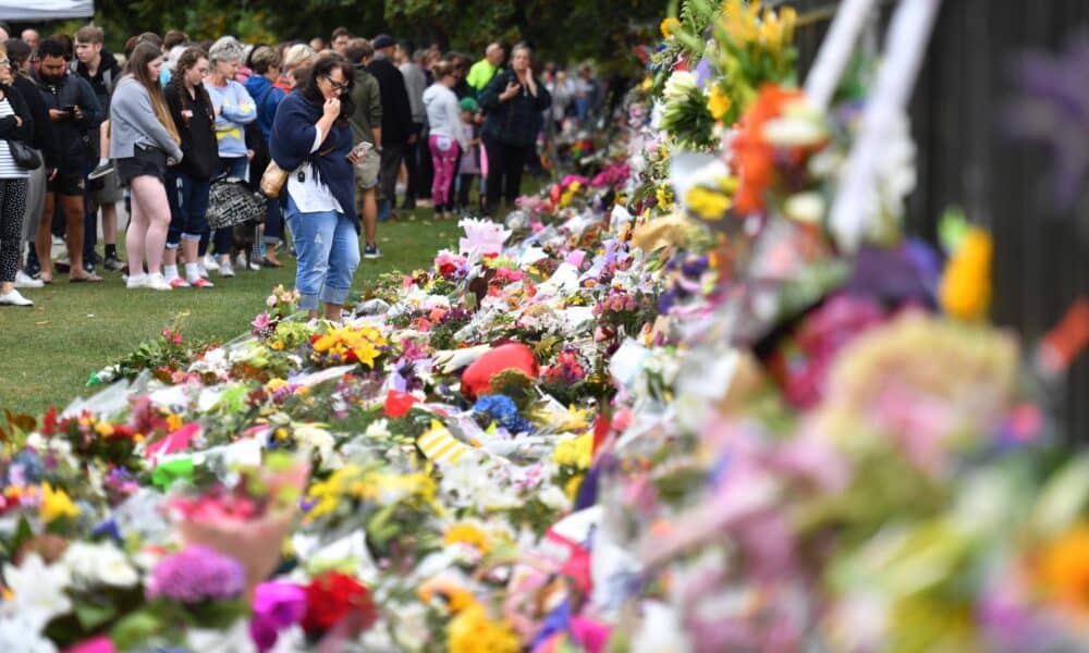 Fotografía de archivo que muestra la ofrenda floral en recuerdo de las víctimas del ataque supremacista contra dos mezquitas en la ciudad de Christchurch. 
EPA/MICK TSIKAS AUSTRALIA AND NEW ZEALAND OUT[AUSTRALIA AND NEW ZEALAND OUT]