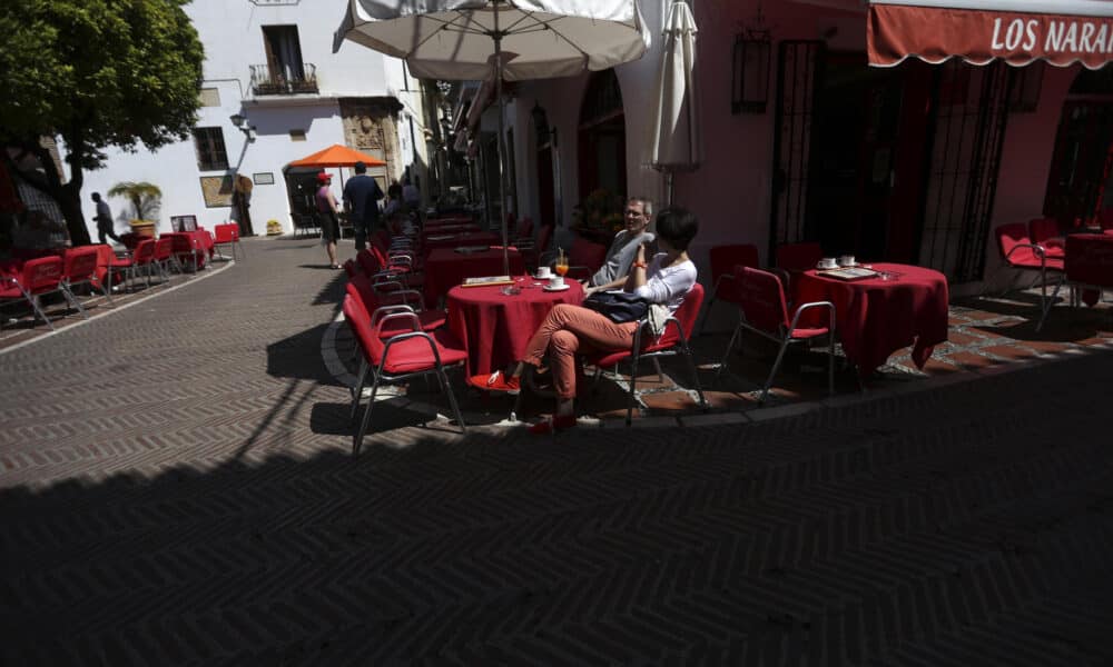 Imagen de archivo de turistas en Marbella (Málaga). EFE/ Jorge Zapata/mkm