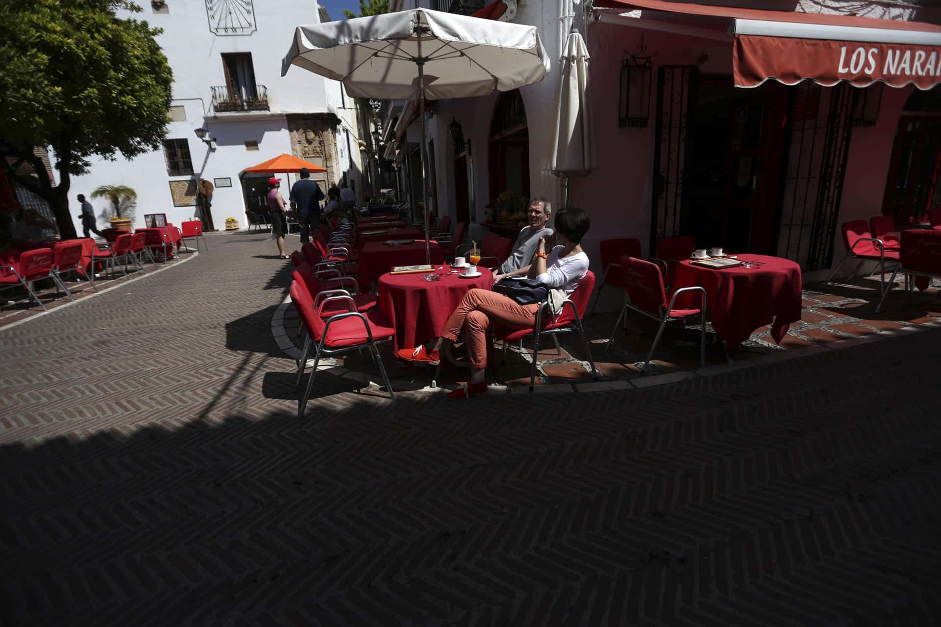 Imagen de archivo de turistas en Marbella (Málaga). EFE/ Jorge Zapata/mkm