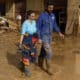 Una pareja camina este sábado por una calle en la localidad valenciana de Paiporta, que afronta el fin de semana con el reto de avanzar en la recuperación de la zona cero de la dana que asoló Valencia hace once días y de encontrar más personas desaparecidas. EFE/ Jorge Zapata