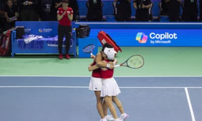 Las tenistas japonesas Shuko Aoyama y Eri Hozumi celebran la victoria de su partido contra las rumanas Monica Niculescu y Elena Gabriela perteneciente a la primera ronda de la Billie Jean King Cup, disputado este jueves en Málaga. EFE/Carlos Díaz