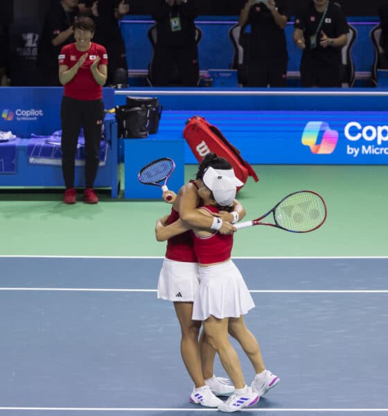 Las tenistas japonesas Shuko Aoyama y Eri Hozumi celebran la victoria de su partido contra las rumanas Monica Niculescu y Elena Gabriela perteneciente a la primera ronda de la Billie Jean King Cup, disputado este jueves en Málaga. EFE/Carlos Díaz