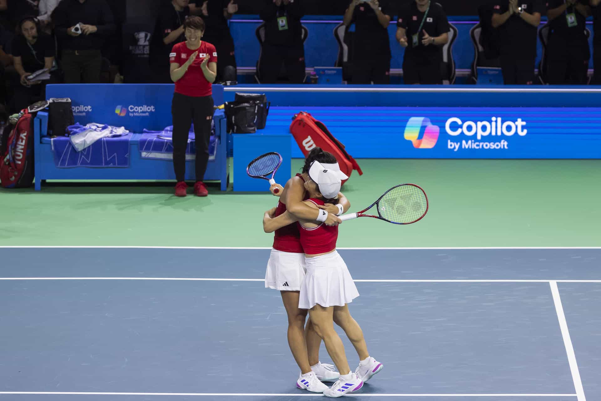 Las tenistas japonesas Shuko Aoyama y Eri Hozumi celebran la victoria de su partido contra las rumanas Monica Niculescu y Elena Gabriela perteneciente a la primera ronda de la Billie Jean King Cup, disputado este jueves en Málaga. EFE/Carlos Díaz