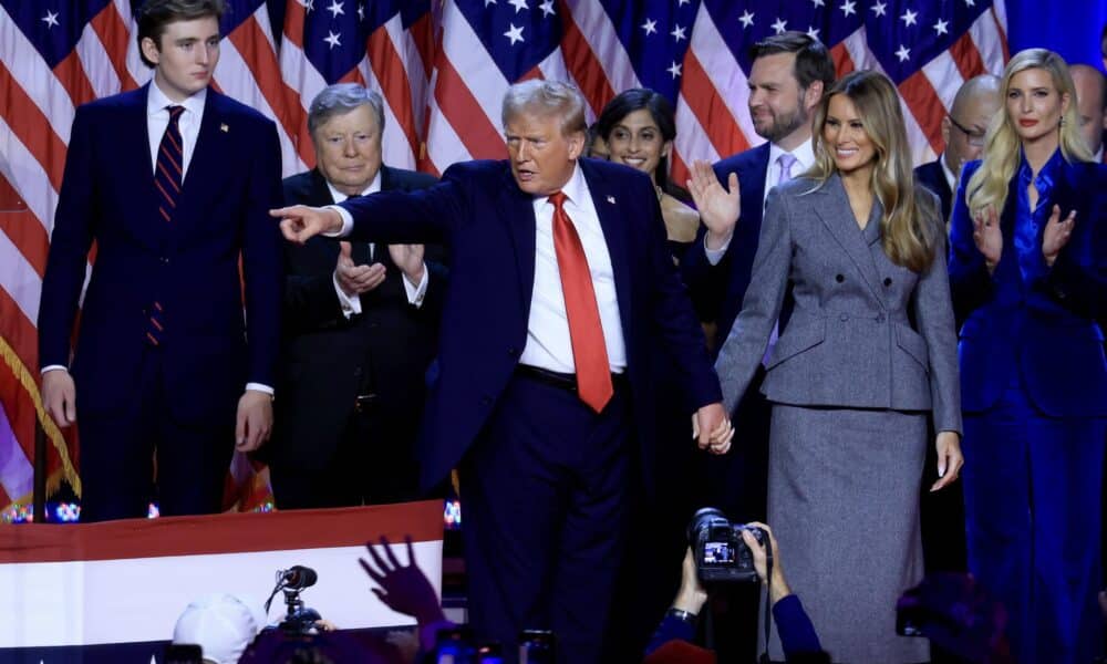 El candidato presidencial estadounidense por el partido republicano Donald Trump (c) junto con su mujer Melania Trump (d) y su hijo Barron Trump (i) se proclama vencedor de las elecciones ante sus seguidores en el centro de Convenciones de Palm Beach en Florida, Estados Unidos. EFE/ Cristobal Herrera-Ulashkevich