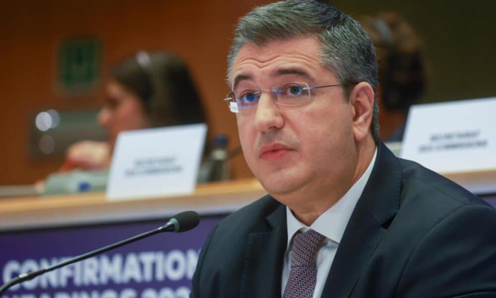 Apostolos Tzitzikostas, Comisionado europeo designado para el Transporte Sostenible y el Turismo, asiste a su audiencia de confirmación ante los comités del Parlamento Europeo en Bruselas, Bélgica, el 4 de noviembre de 2024. (Bélgica, Bruselas) EFE/OLIVIER HOSLET