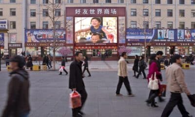 Fotografía de archivo que muestra a peatones caminando al frente de un centro comercial de Pekín (China). EFE/Diego Azubel