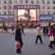 Fotografía de archivo que muestra a peatones caminando al frente de un centro comercial de Pekín (China). EFE/Diego Azubel