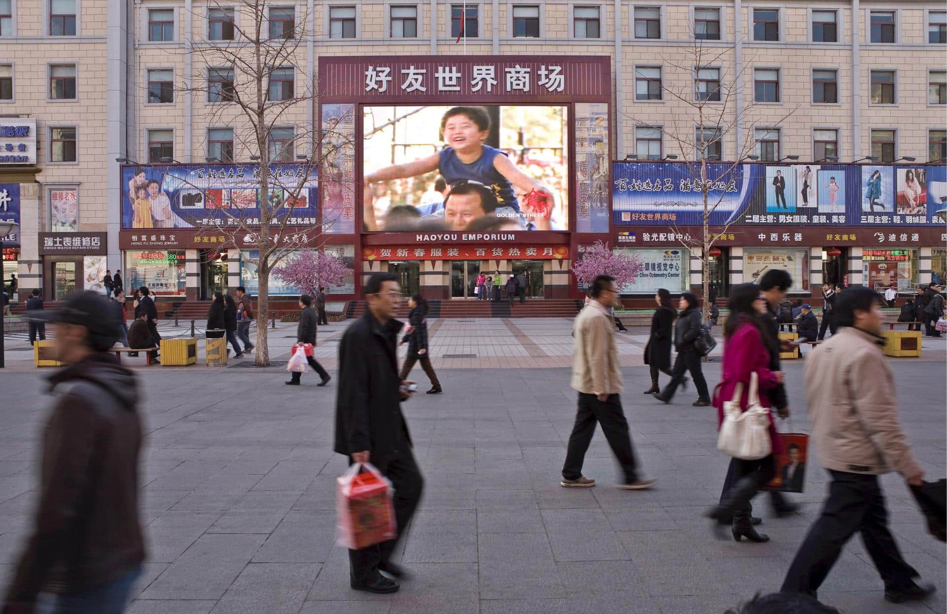 Fotografía de archivo que muestra a peatones caminando al frente de un centro comercial de Pekín (China). EFE/Diego Azubel