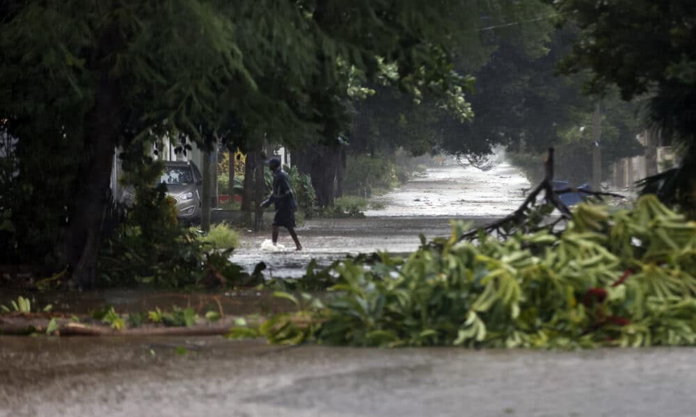 Una persona camina por una calle inundada de La Habana debido al paso del huracán Rafael. EFE/ Ernesto Mastrascusa