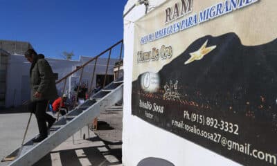 Migrantes permanecen varados en un albergue en espera de resolver su situación migratoria, este viernes, en Ciudad Juárez, Chihuahua (México). EFE/ Luis Torres