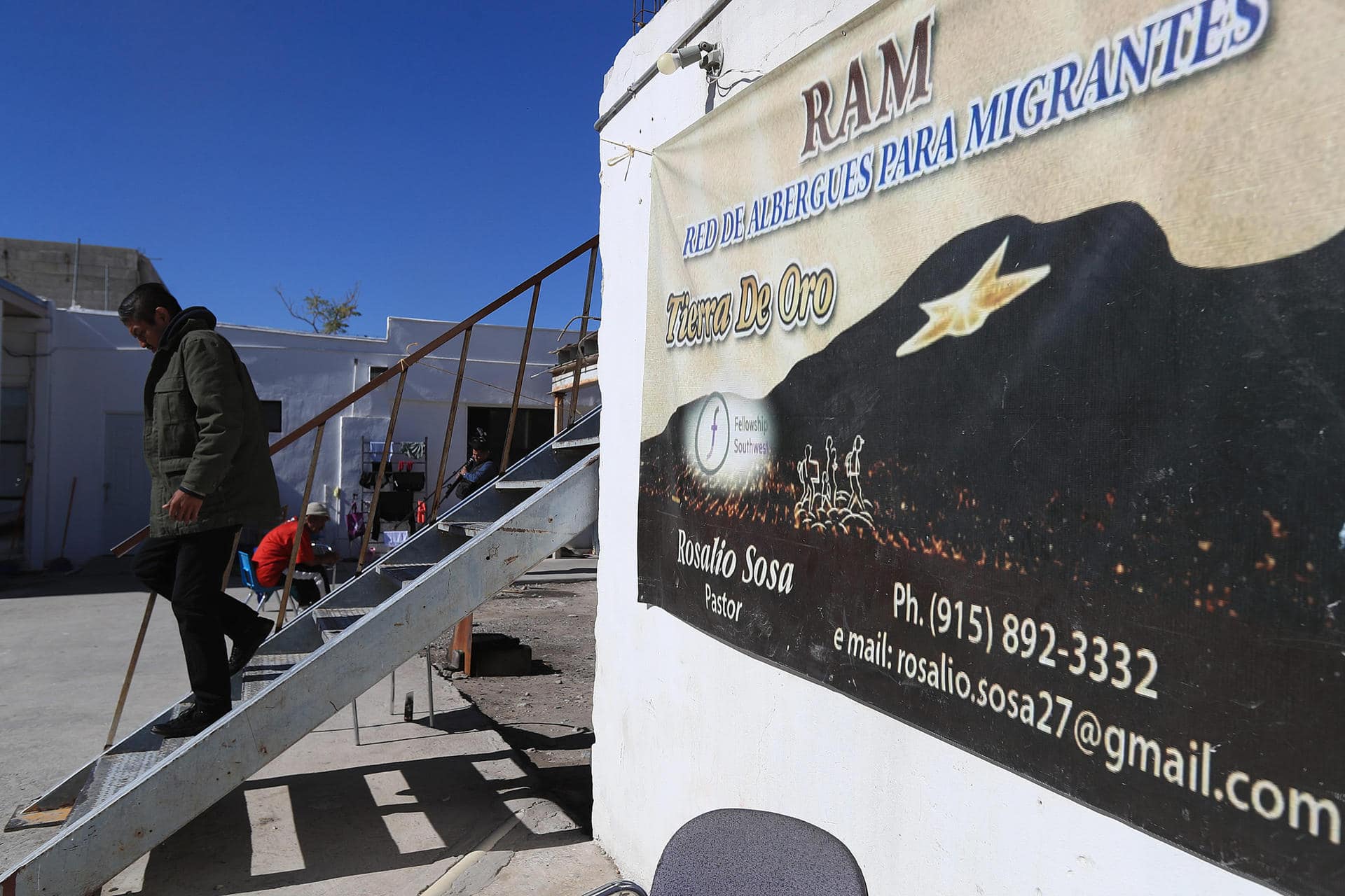 Migrantes permanecen varados en un albergue en espera de resolver su situación migratoria, este viernes, en Ciudad Juárez, Chihuahua (México). EFE/ Luis Torres