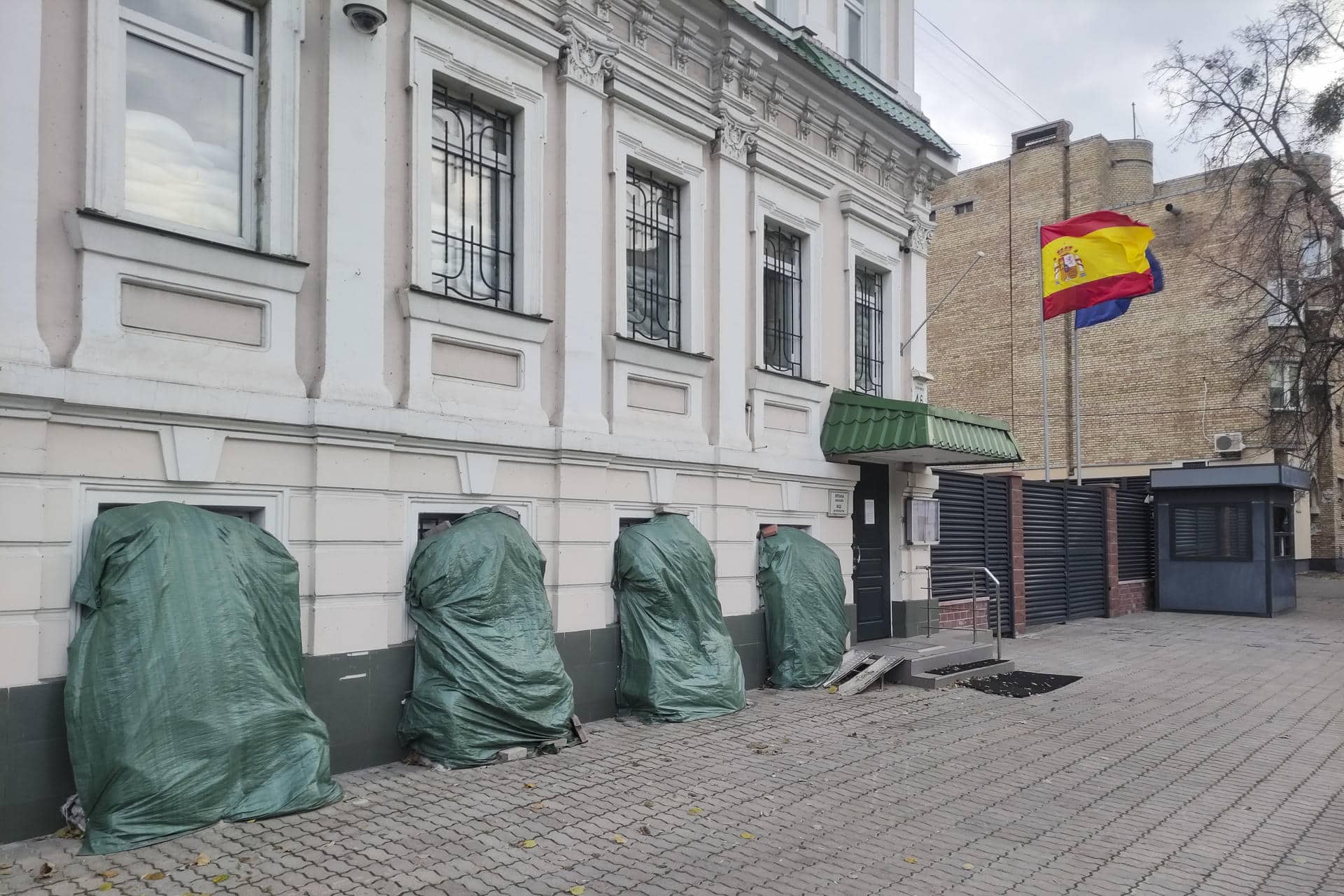 La embajada de España en Kiev anunció este miércoles que no prestará servicios presenciales durante la jornada, debido al riesgo aumentado de que se produzcan ataques aéreos en toda Ucrania, según anunció la legación diplomática en un correo enviado a los españoles residentes en Ucrania. La embajada española sigue atendiendo a través del correo electrónico. El anuncio llega poco después de que la embajada de EE.UU. cerrara temporalmente al haber recibido información sobre potencial un ataque aéreo significativo el 20 de noviembre. 
EFE/ Marcel Gascón