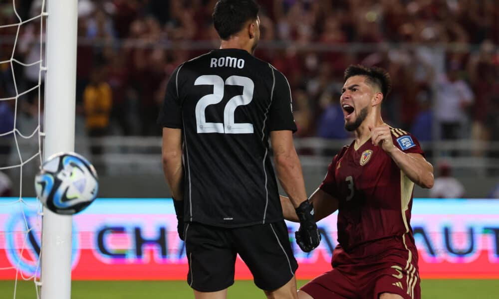 Rafael Romo (i), guardameta de Venezuela, fue registrado este jueves, 14 de noviembre, al ser felicitado por su compañero Wilker Ángel, luego de que le atajara un penal al delantero brasileño Vinicius Junior, durante un partido de la fecha 11 de las eliminatorias sudamericanas al Mundial FIFA de 2026, en el estadio Monumental de Maturín (Venezuela). EFE/Miguel Gutiérrez