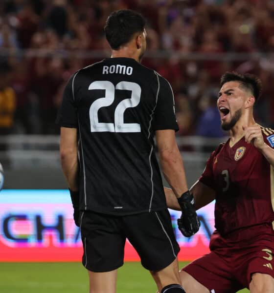 Rafael Romo (i), guardameta de Venezuela, fue registrado este jueves, 14 de noviembre, al ser felicitado por su compañero Wilker Ángel, luego de que le atajara un penal al delantero brasileño Vinicius Junior, durante un partido de la fecha 11 de las eliminatorias sudamericanas al Mundial FIFA de 2026, en el estadio Monumental de Maturín (Venezuela). EFE/Miguel Gutiérrez