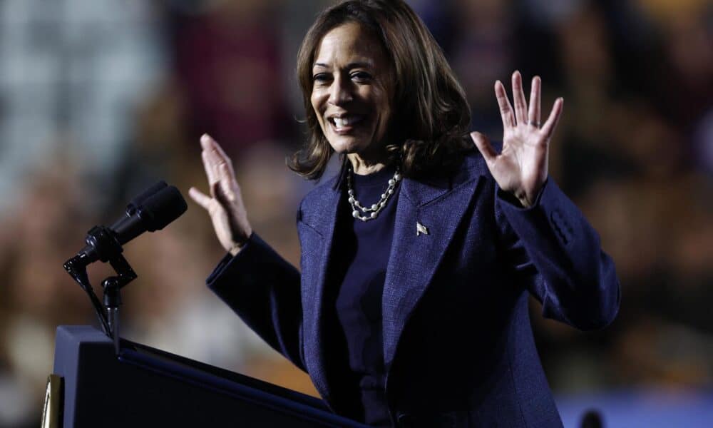 La candidata presidencial estadounidense por el partido demócrata Kamala Harris durante un acto electoral celebrado en East Lansing, Michigan, Estados Unidos. EFE/ CJ Gunther