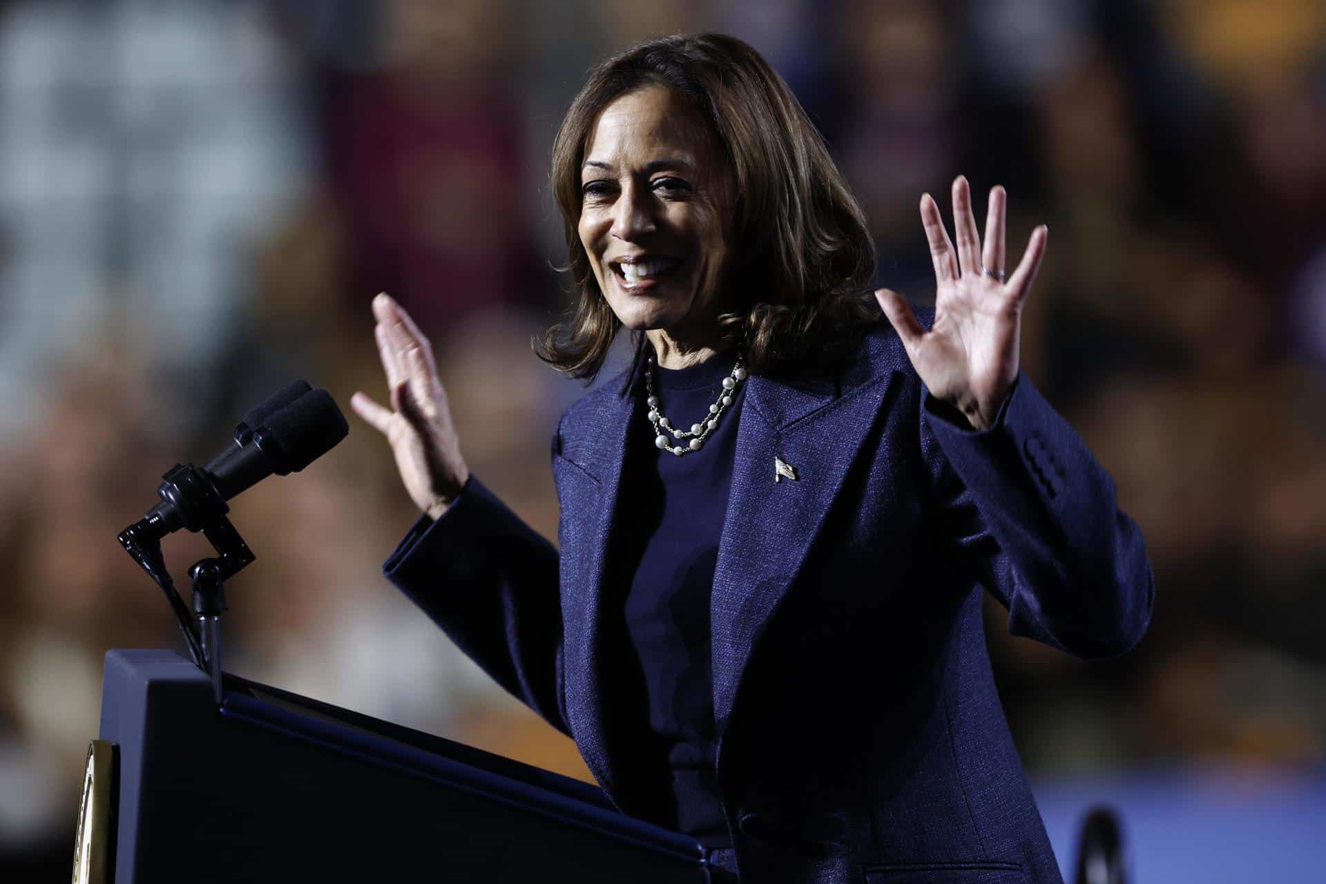 La candidata presidencial estadounidense por el partido demócrata Kamala Harris durante un acto electoral celebrado en East Lansing, Michigan, Estados Unidos. EFE/ CJ Gunther