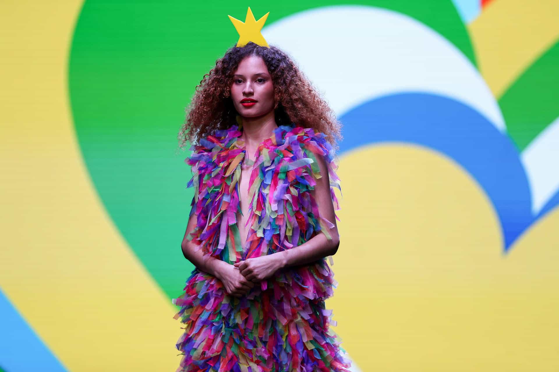 Una modelo desfila con las creaciones de la diseñadora española Agatha Ruiz de la Prada este viernes en Quito (Ecuador). EFE/ José Jácome