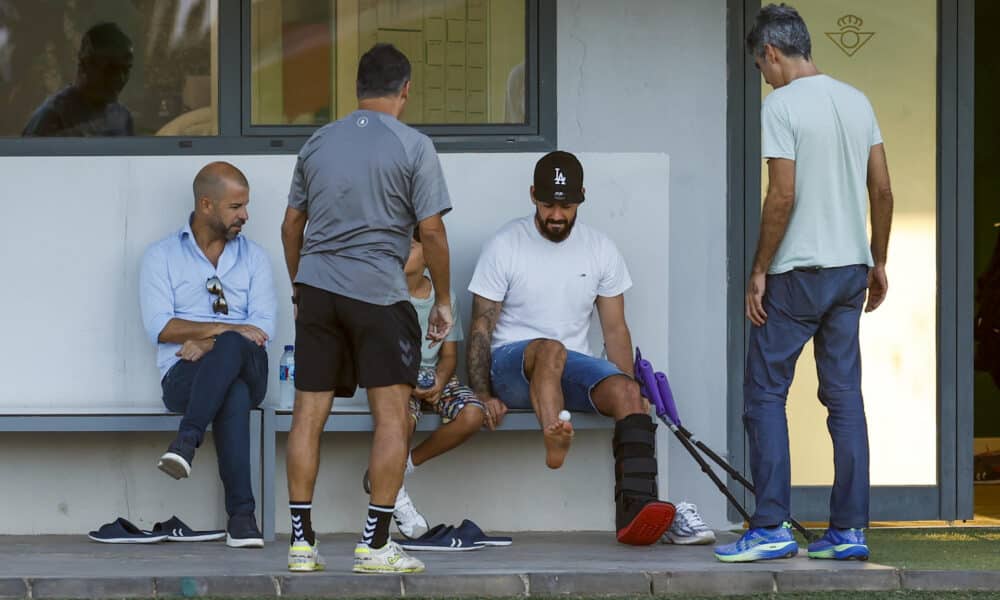 El jugador del Real Betis Francisco Alarcón Isco (2d), lesionado de larga duración, hace malabares con una pelota de pingpong el pasado mes de octubre. EFE/ Julio Muñoz