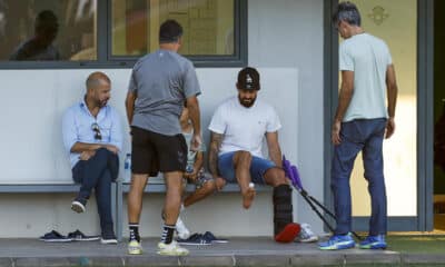 El jugador del Real Betis Francisco Alarcón Isco (2d), lesionado de larga duración, hace malabares con una pelota de pingpong el pasado mes de octubre. EFE/ Julio Muñoz